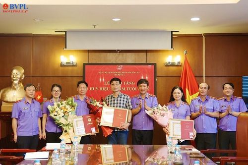 Trao tặng Huy hiệu 30 năm tuổi Đảng cho 3 đảng viên thuộc Chi bộ Vụ 2
