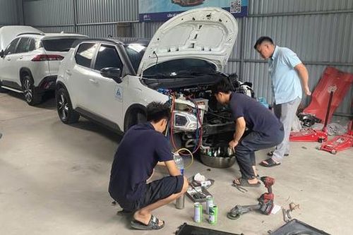 Garage ô tô loay hoay trước làn sóng xe điện
