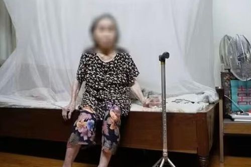 Phường Bạch Mai lý giải vụ cụ bà 87 tuổi được khiêng đến điểm dịch vụ công