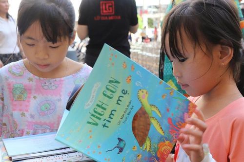 TPHCM: Tặng 700 đầu sách, tiếp thêm niềm vui cho bệnh nhi