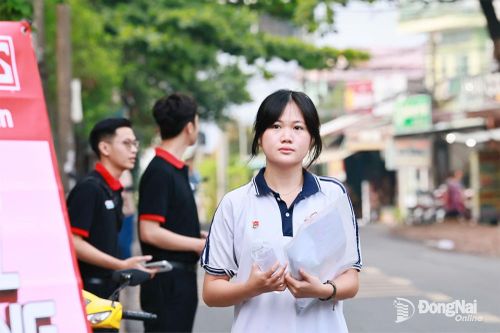 Thí sinh tại Đồng Nai tra cứu điểm thi tốt nghiệp THPT năm 2026