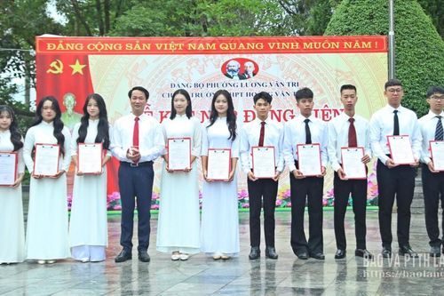 Ươm 'hạt giống đỏ' từ mái trường