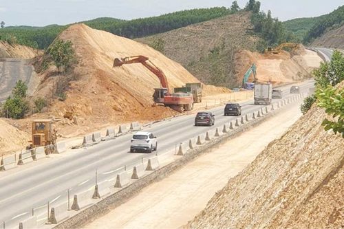 Dự án mở rộng cao tốc Cam Lộ - La Sơn: Phấn đấu hoàn thành cuối năm nay