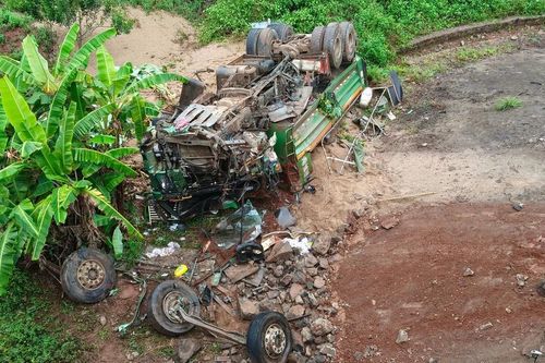 Gia Lai: Xe tải chở cát lao xuống chân cầu, tài xế may mắn thoát nạn