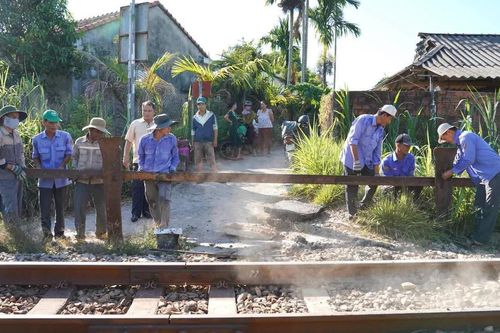 Quảng Ngãi đóng lối đi tự mở nguy hiểm qua đường sắt Bắc - Nam