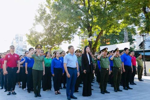 Lãnh đạo TP Hồ Chí Minh dâng hoa tưởng nhớ Chủ tịch Hồ Chí Minh