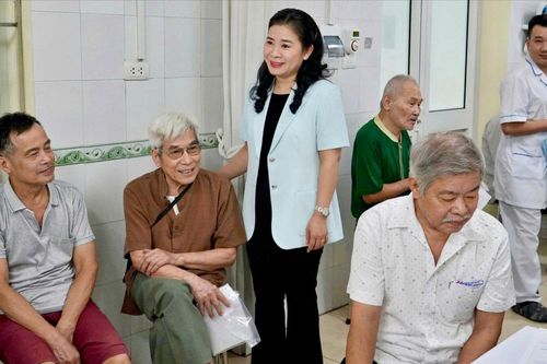 Phường Thanh Xuân thăm khám sức khỏe cho người có công