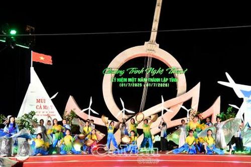 Sôi nổi Chương trình nghệ thuật kỷ niệm 1 năm thành lập tỉnh tại Quảng trường Hùng Vương