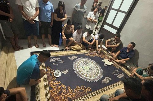 Công an đột kích 'boongke' ở nhà Diệp Thị Sáu SN 1983, tạm giữ 21 đối tượng