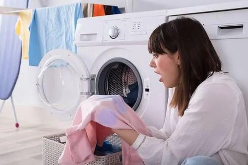 7 sai lầm khi giặt quần áo mùa hè khiến đồ nhanh phai màu, ám mùi và xuống cấp