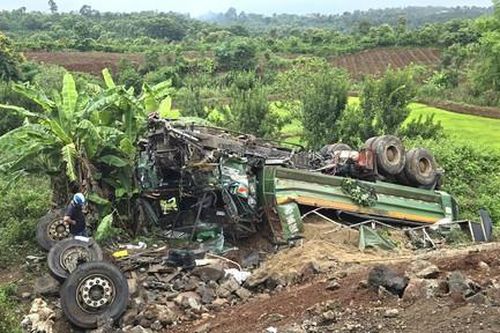 Xe ben chở cát đâm gãy hộ lan cầu, rơi từ độ cao 15 mét xuống đất