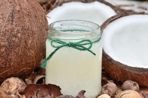 Bất ngờ với 6 lợi ích của việc thoa dầu dừa lên mặt mỗi ngày
