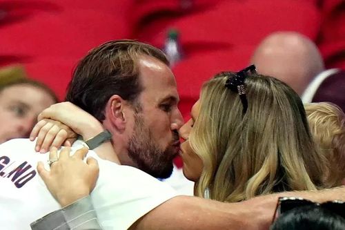 Harry Kane hôn vợ thắm thiết sau cú đúp cho tuyển Anh