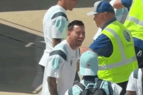 Messi gây sốt khi kiểm tra an ninh