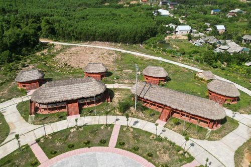 Khu bảo tồn Làng văn hóa Cơ Tu chưa thể hoạt động vì vướng cột điện