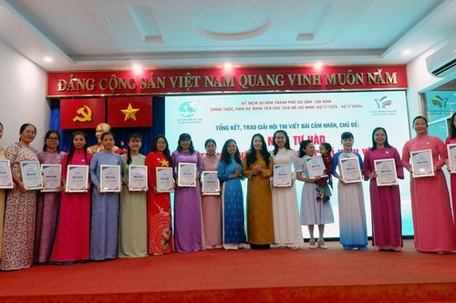 Trao giải Hội thi viết về chủ đề '50 năm tự hào Thành phố mang tên Bác Hồ kính yêu'