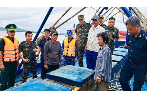 Hải quan phối hợp bắt tàu chở 30.000 lít dầu DO không rõ nguồn gốc