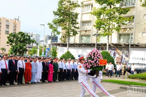 [Ảnh] Tổng Bí thư, Chủ tịch nước Tô Lâm cùng các đồng chí lãnh đạo dâng hoa tưởng nhớ Chủ tịch Hồ Chí Minh