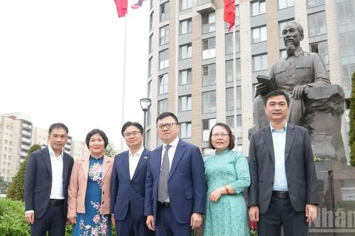 Đoàn công tác Báo Nhân Dân dâng hoa tại Tượng đài Chủ tịch Hồ Chí Minh ở Saint Petersburg