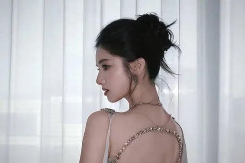 Chiếc váy hở lưng của Trương Tịnh Nghi khiến cư dân mạng trầm trồ không ngớt