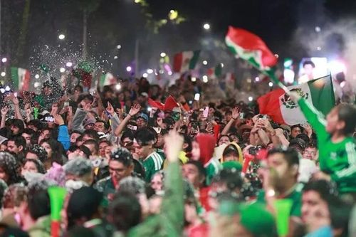 Hàng triệu CĐV Mexico xuống đường ăn mừng chiến thắng, nhiều người thiệt mạng