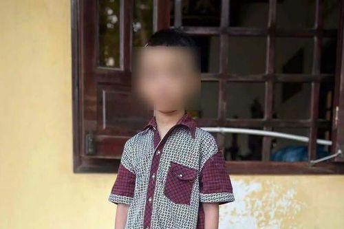 Bé trai 6 tuổi bị bỏ lại trước cổng chùa cùng lá thư viết tay đầy xót xa