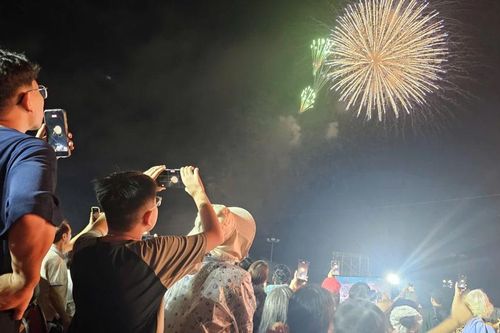 Người dân phố biển Vũng Tàu đội mưa ngắm pháo hoa kỷ niệm 50 năm thành phố mang tên Bác