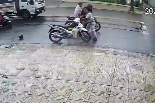 Tấn công người đang dừng đèn đỏ, cướp xe máy