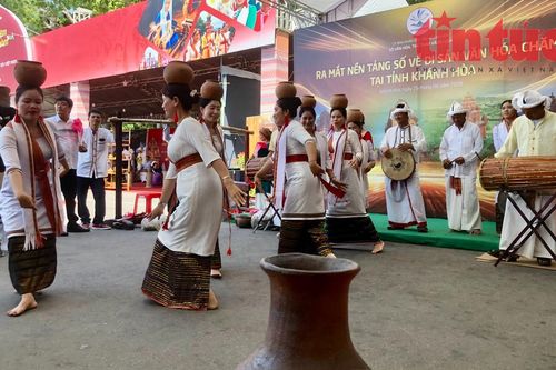Người có uy tín là 'cầu nối' giữa ý Đảng lòng dân