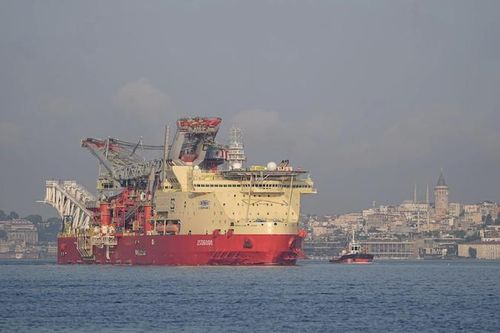 Tàu khổng lồ đi qua khiến hoạt động hàng hải ở eo biển Bosphorus bị đình chỉ