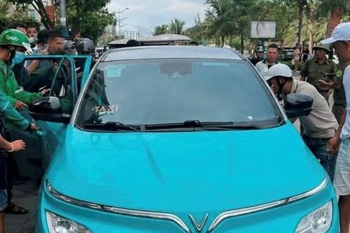 Tài xế taxi gục trong xe khi đang đợi khách, lực lượng chức năng giải cứu bất thành
