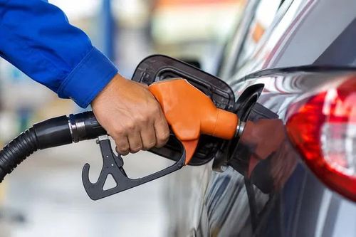 Giá xăng E5 giảm xuống dưới 20.000 đồng mỗi lít