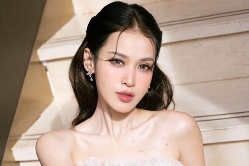 Diễn viên Tú Vi diện váy cúp ngực, khoe trọn sắc vóc quyến rũ ở tuổi 40