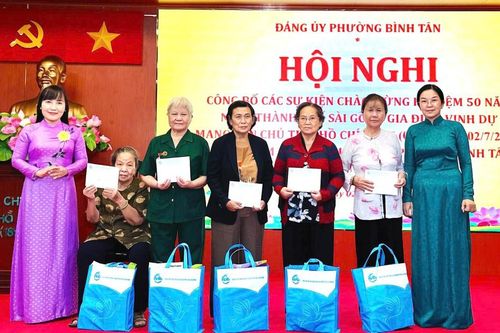Hội LHPN TPHCM và phường Bình Tân tri ân nữ cựu tù chính trị