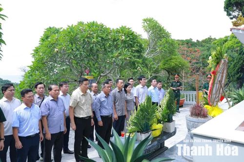 Bí thư Tỉnh ủy Lê Đức Thái dâng hương tưởng niệm các Anh hùng liệt sĩ và kiểm tra công tác sẵn sàng chiến đấu tại đảo Mê