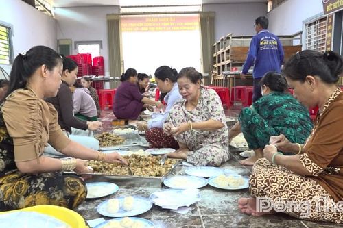 Xã Tân Thạnh: Tặng 12.000 bánh bao chay cho người trong đạo, hộ nghèo