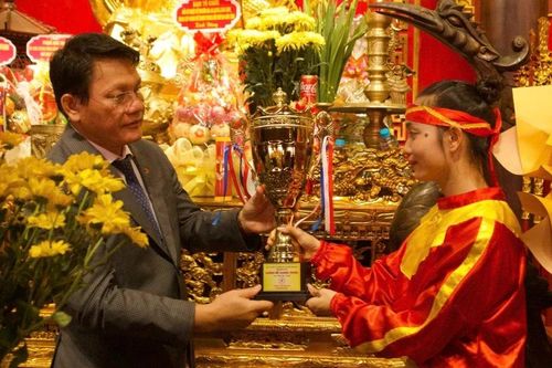 Dâng hương và rước cúp tại Đền thờ Tây Sơn Tam kiệt