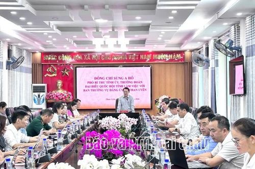 Đồng chí Sùng A Hồ làm việc với Đảng ủy xã Than Uyên về công tác xây dựng Đảng và phát triển kinh tế - xã hội