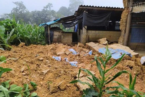 Xã Sín Chéng: Kịp thời hỗ trợ hộ dân bị sập nhà do mưa lớn