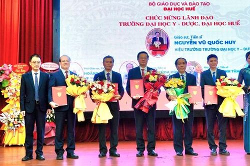 Đại học Huế trao quyết định bổ nhiệm viên chức quản lý các trường đại học thành viên và đơn vị trực thuộc
