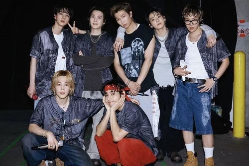 BTS thiết lập kỷ lục mới, vượt mặt huyền thoại The Rolling Stones