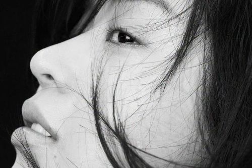 Thanh Thủy gây sốt với bộ ảnh đen trắng đầy tâm trạng, nhan sắc 'khóc cũng đẹp' gây bão mạng