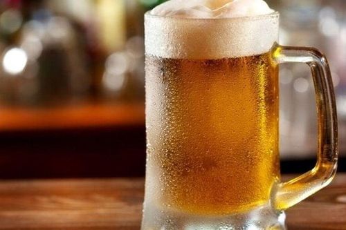 Rót bia có bọt hay không có bọt uống sẽ ngon hơn?