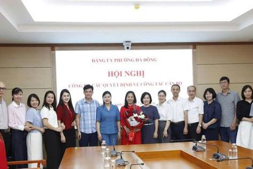Phường Hà Đông trao quyết định bổ nhiệm, điều động cán bộ