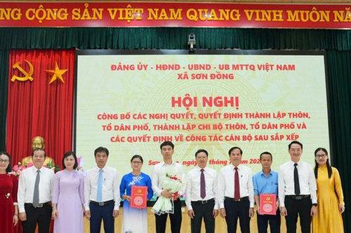 Xã Sơn Đồng công bố quyết định thành lập thôn, tổ dân phố và chi bộ sau sắp xếp