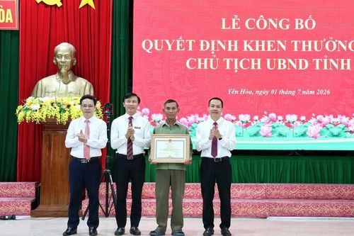 Khen thưởng người đàn ông cứu 2 trẻ em đuối nước