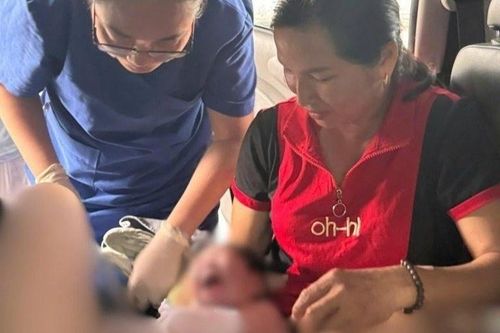 Sản phụ sinh bé trai nặng 3,5 kg trên ôtô
