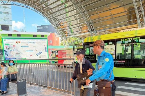 Xe buýt miễn phí tại TPHCM hút khách trong những ngày đầu