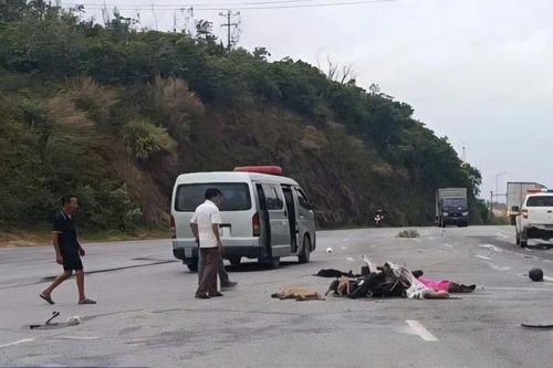 Va chạm với xe khách, hai người đi xe máy tử vong