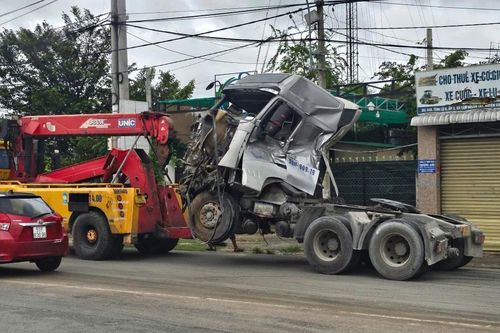 Phá ca bin cứu hai người mắc kẹt sau cú đối đầu của hai xe tải